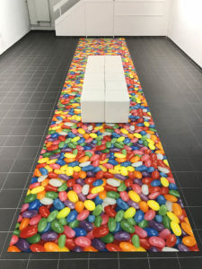 Individuell bedruckter Museums-Teppich in einer modernen Ausstellung von PhotoFabrics
