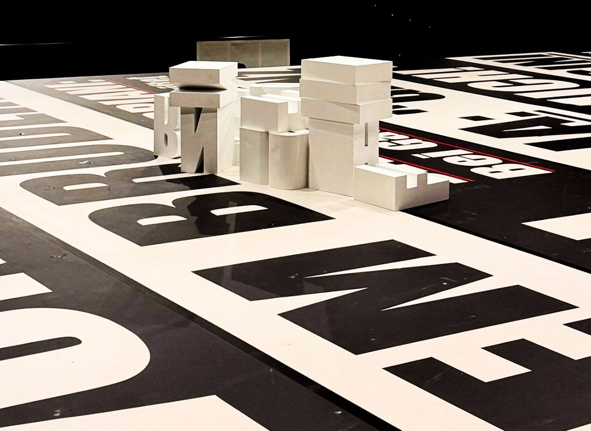 Bedruckter Bühnenboden mit Schlagzeilen-Design