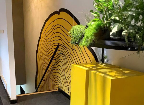 Gelber Wandteppich mit gelben kubischen Elementen und Textil