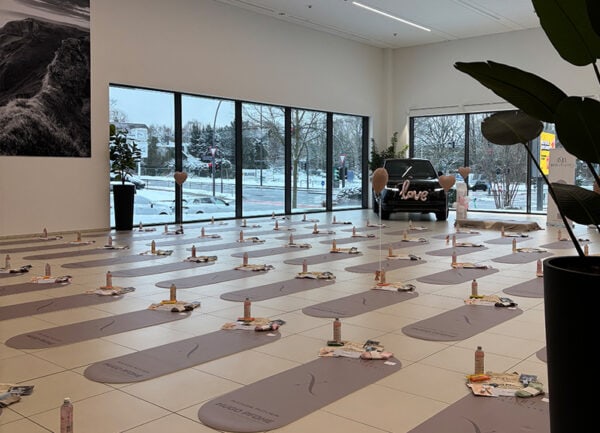 Vergleich von Grafikdesign und gedruckter Matte zur Farbbestimmung.