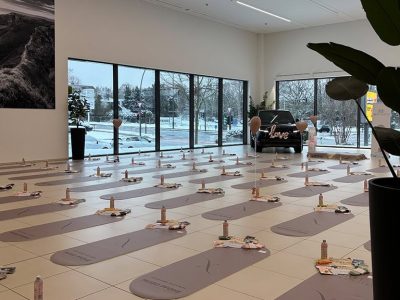 Vergleich von Grafikdesign und gedruckter Matte zur Farbbestimmung.