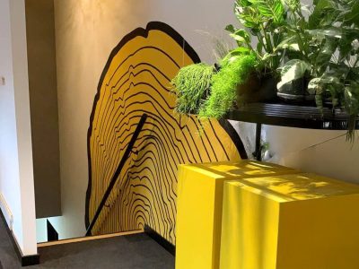 Gelber Wandteppich mit gelben kubischen Elementen und Textil